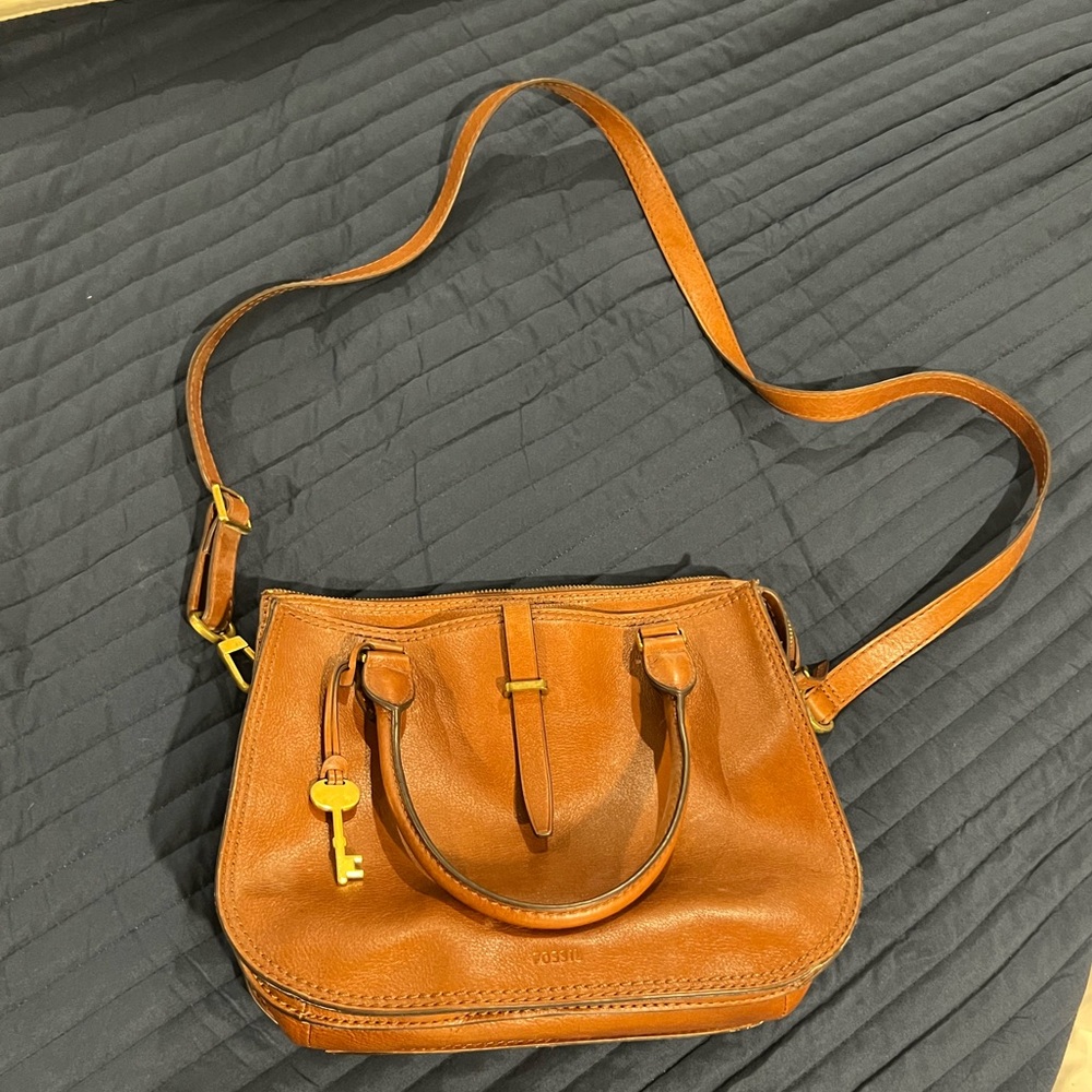 Fossil Tan Crossbody Bag with Adjustable Strap and Gold Hardware